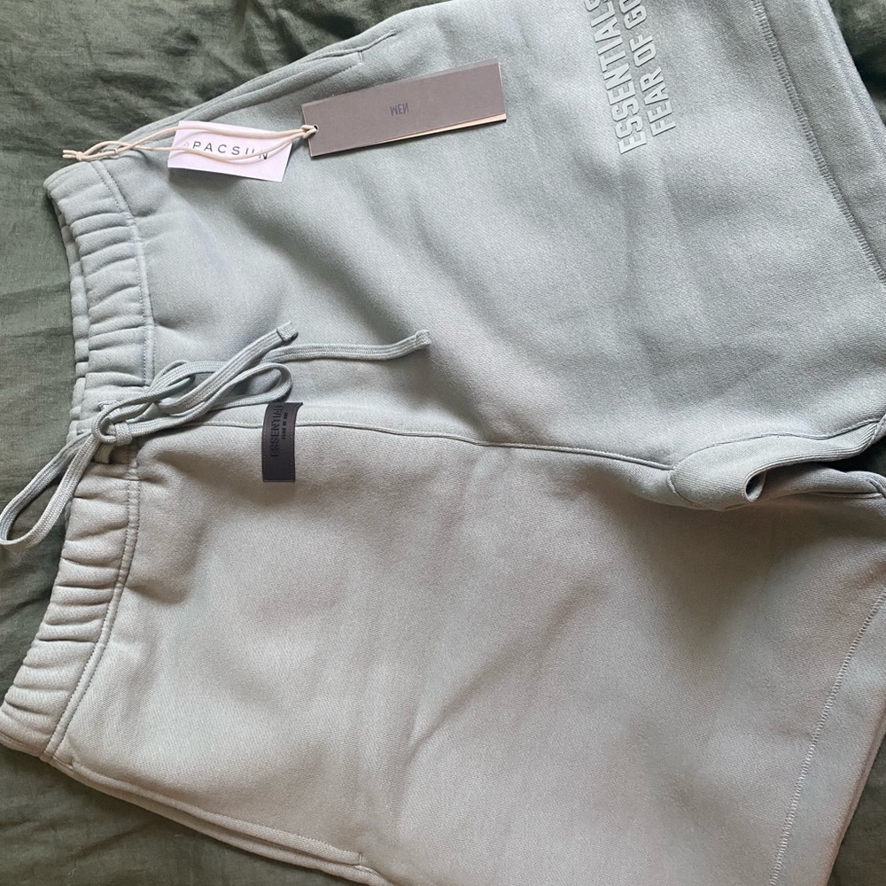 FOG Essentials Shorts - Picture 3 of 4